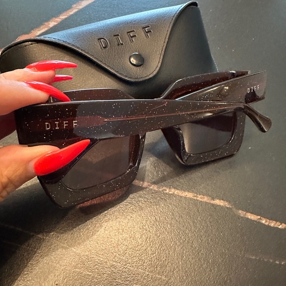 DIFF Eyewear Dani Sunglasses - CHESTNUT - Picture 7 of 12